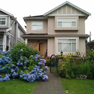 Helen's House / Close To Skytrain And Airport Couette-café