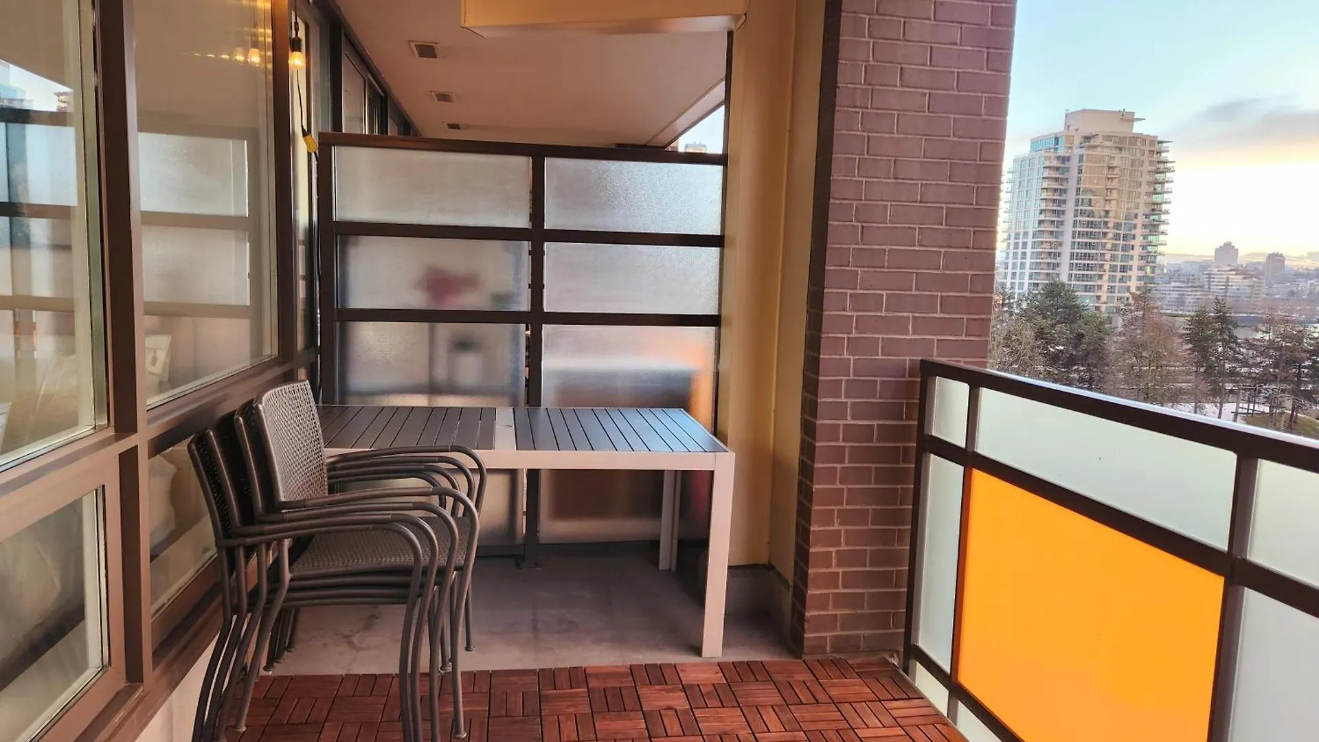 Landmark Views Licensed 2-Bedroom With Soundbar And Large Outdoor Space Vancouver 0*,  Canada