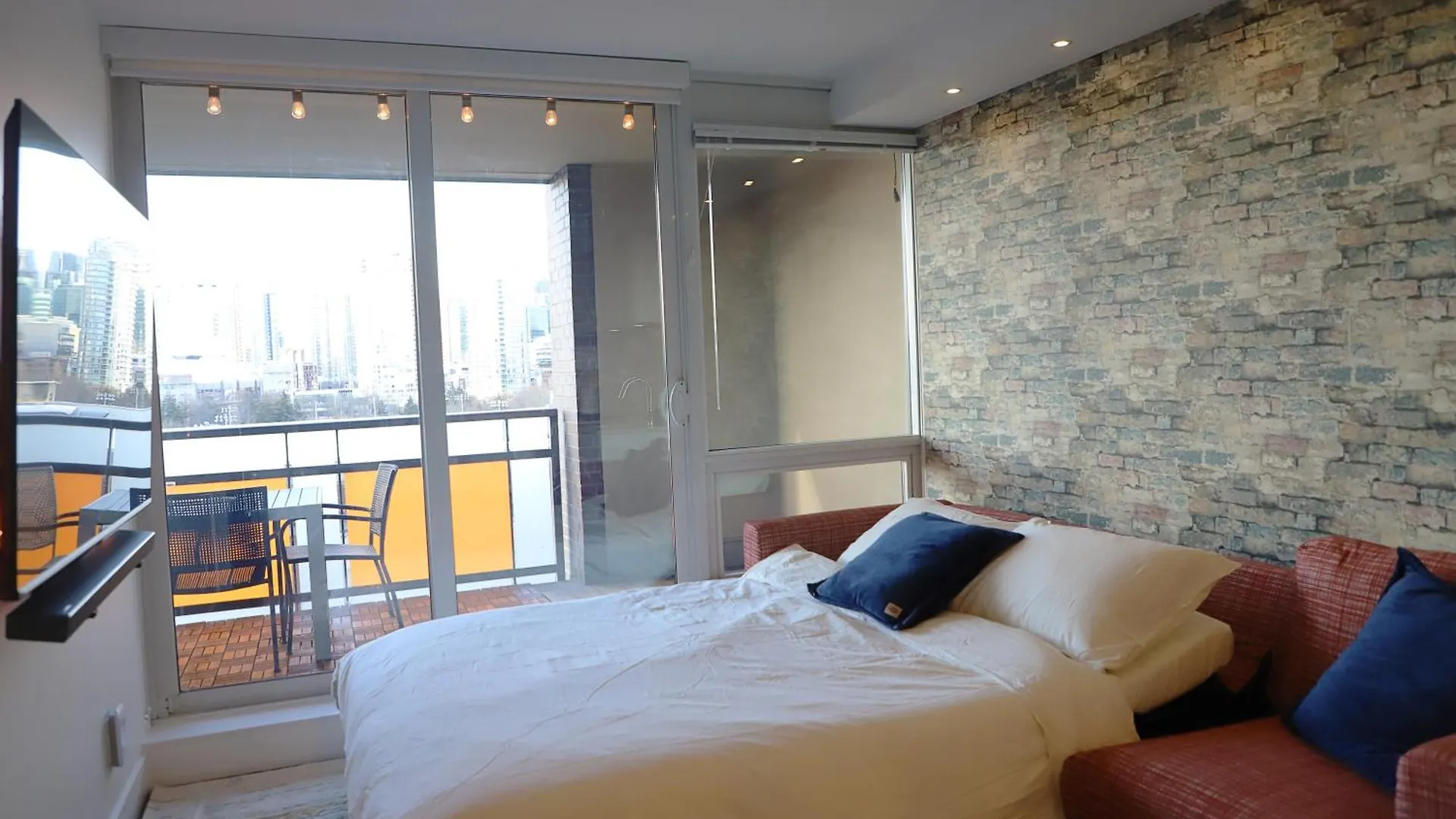 Landmark Views Licensed 2-Bedroom With Soundbar And Large Outdoor Space Vancouver Appartamento