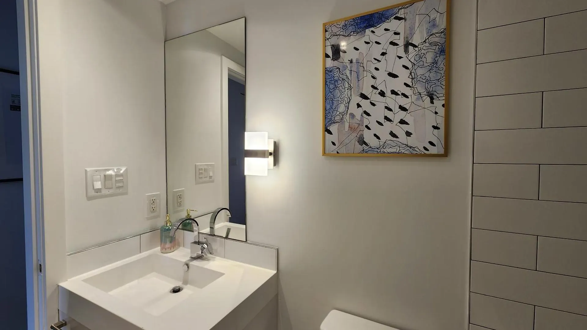 Appartamento Landmark Views Licensed 2-Bedroom With Soundbar And Large Outdoor Space Vancouver Canada