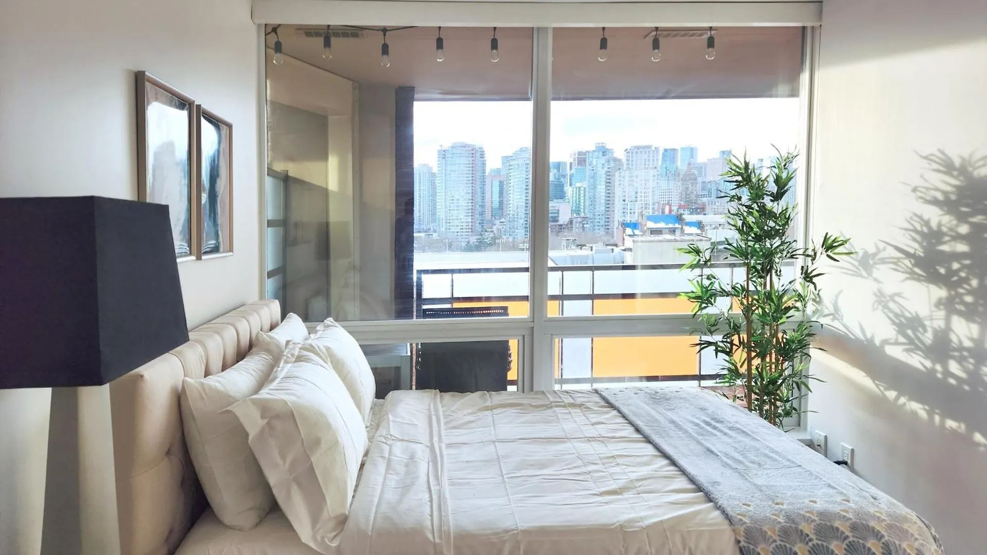 Appartamento Landmark Views Licensed 2-Bedroom With Soundbar And Large Outdoor Space Vancouver